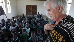 Una imatge de l’escriptor suec Henning Mankell,a Uganda.