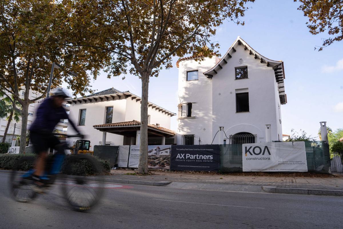 Obras de reforma en el antiguo Hotel Capri, que reabrirá en mayo como nuevo establecimiento METT, de la cadena Sunset Hospitality Group.