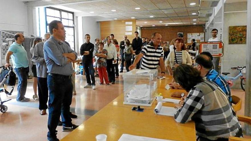 Electors a l&#039;interior del Centre Cívic del barri de Montserrat d&#039;Igualada