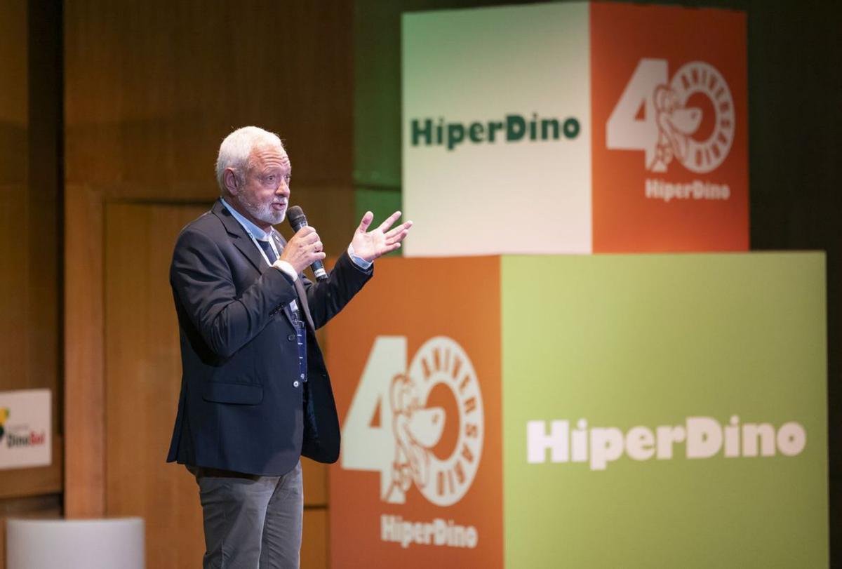 Javier, consejero delegado de DinoSol Supermercados, en un momento de su intervención .|