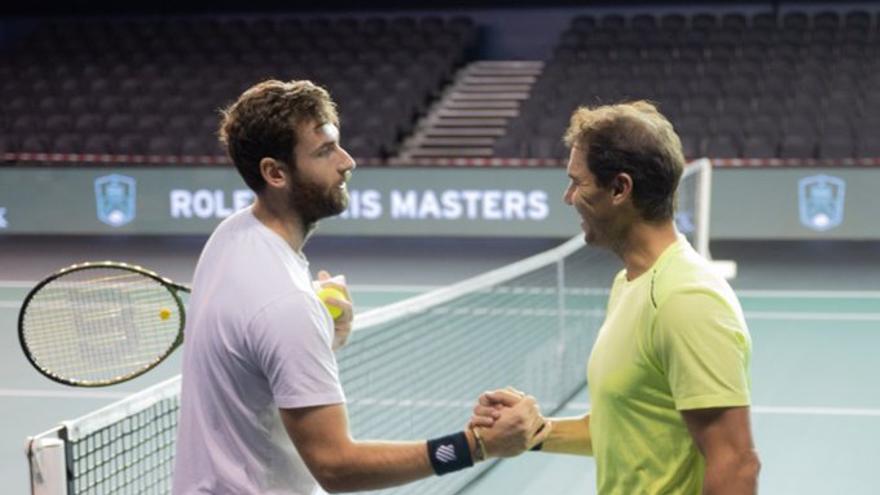 Nadal saluda a su rival de entrenamiento, esta semana en París.