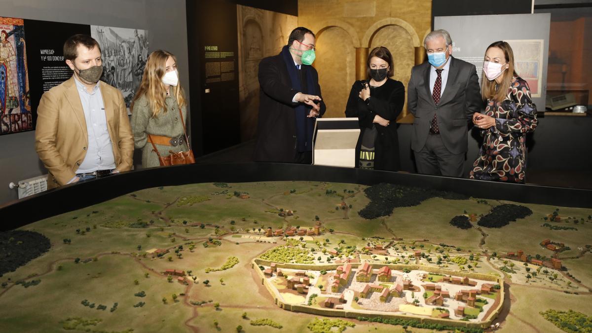 De izquierda a derecha, Ignacio Alonso, Usoa Arregui, Adrián Barbón, Ángeles Rivero, Eduardo Suárez y María Álvarez, ante la maqueta del Oviedo de Alfonso II El Casto