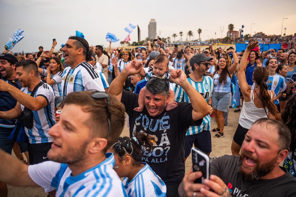 Aficionados argentinos se reúnen en la playa del Bogatell el día antes de la gran final contra España del Mundial