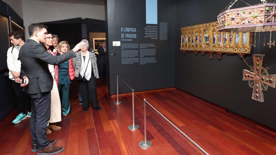 Visitantes ayer de la exposición, entre los que estaban Rueda y Tapias.   | R. GROBAS