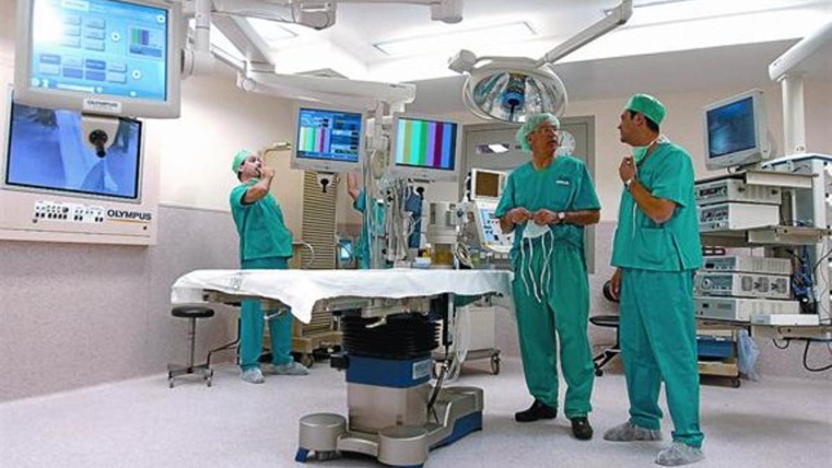 Personal de un quirófano de tecnología avanzada en el Hospital Clínic de Barcelona.