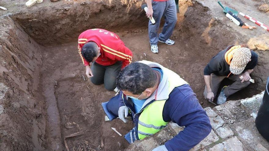 Trabajos en las fosas comunes del cementerio de La Salud de Córdoba.