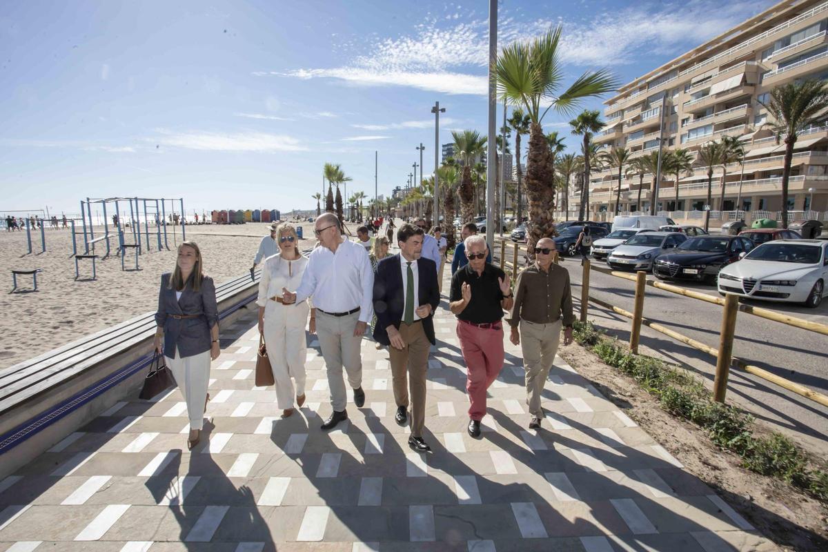 El alcalde de Alicante, Luis Barcala, pasea por la avenida de Niza, recientemente renovada, junto a concejales y dirigentes vecinales.