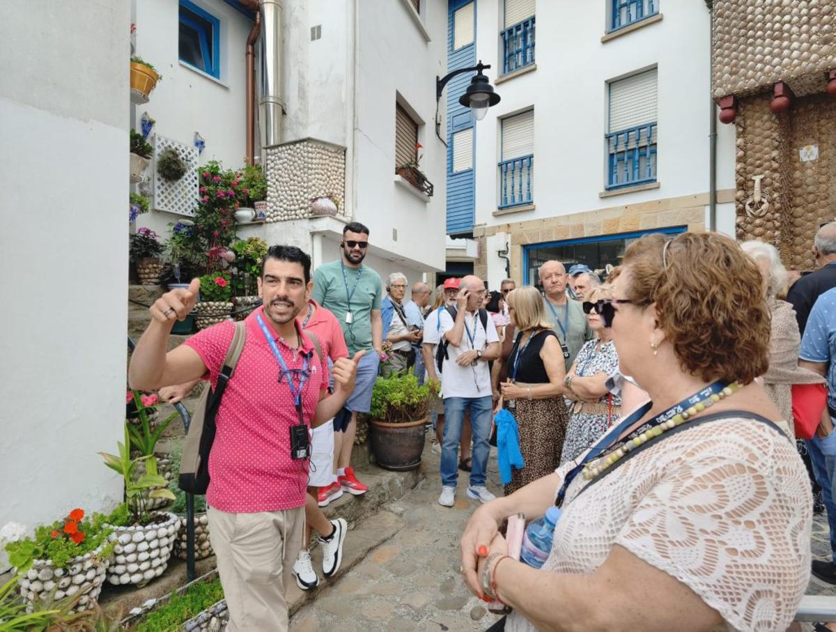 Sobre estas líneas, por la izquierda, Sebastián Duchefrou, Alma Duchefrou y Alicia Morente, turistas de Madrid, con Casa El Rivero a su espalda. En el círculo,turistas en el Mirador de les Rederes. | S. ARIAS