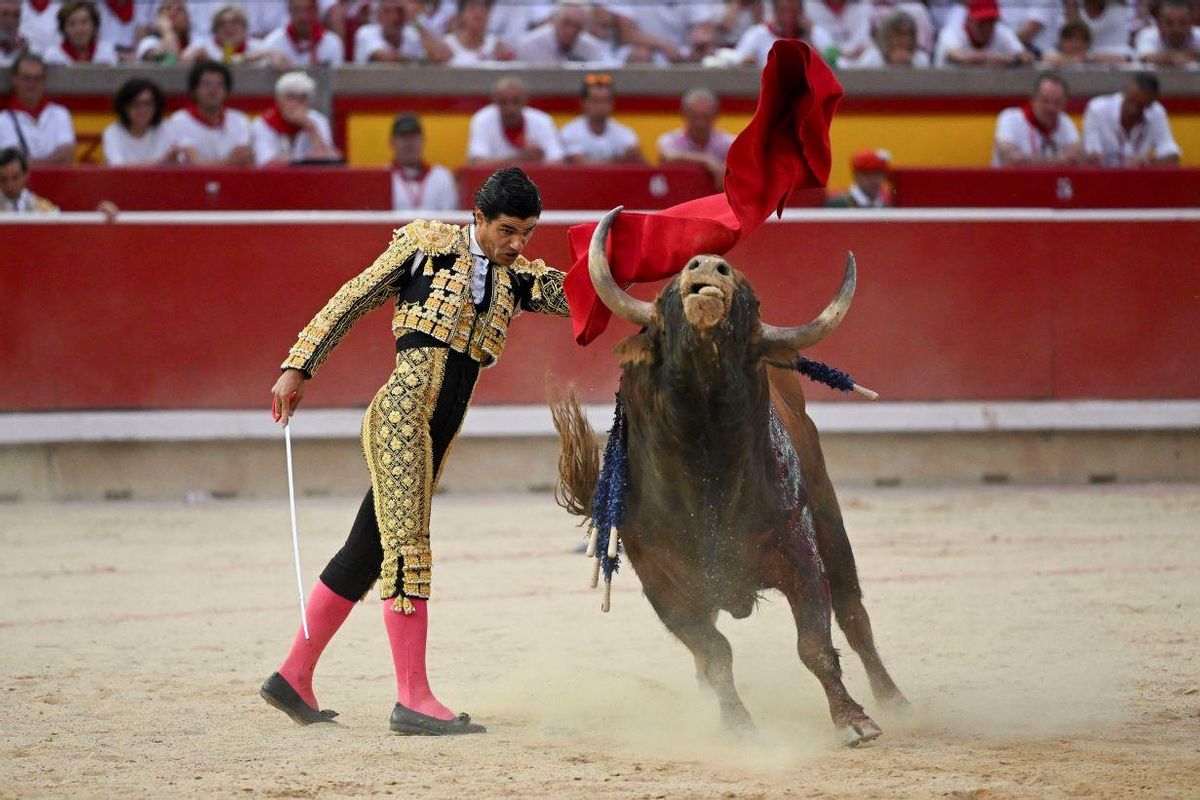 El diestro Pablo Aguado da un pase de pecho a su oponente