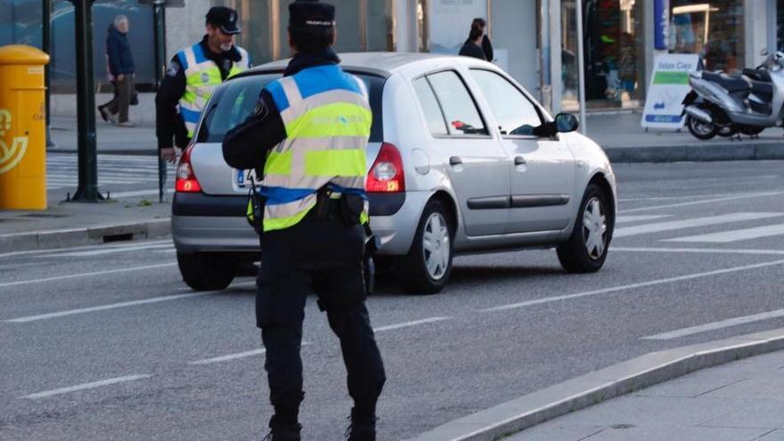 Agentes de la Policía Local de Vigo realizando un control de tráfico. // José Lores