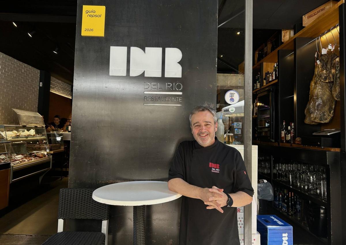 Miguel Ángel Álvarez, ante su bar-restaurante, en Cangas.