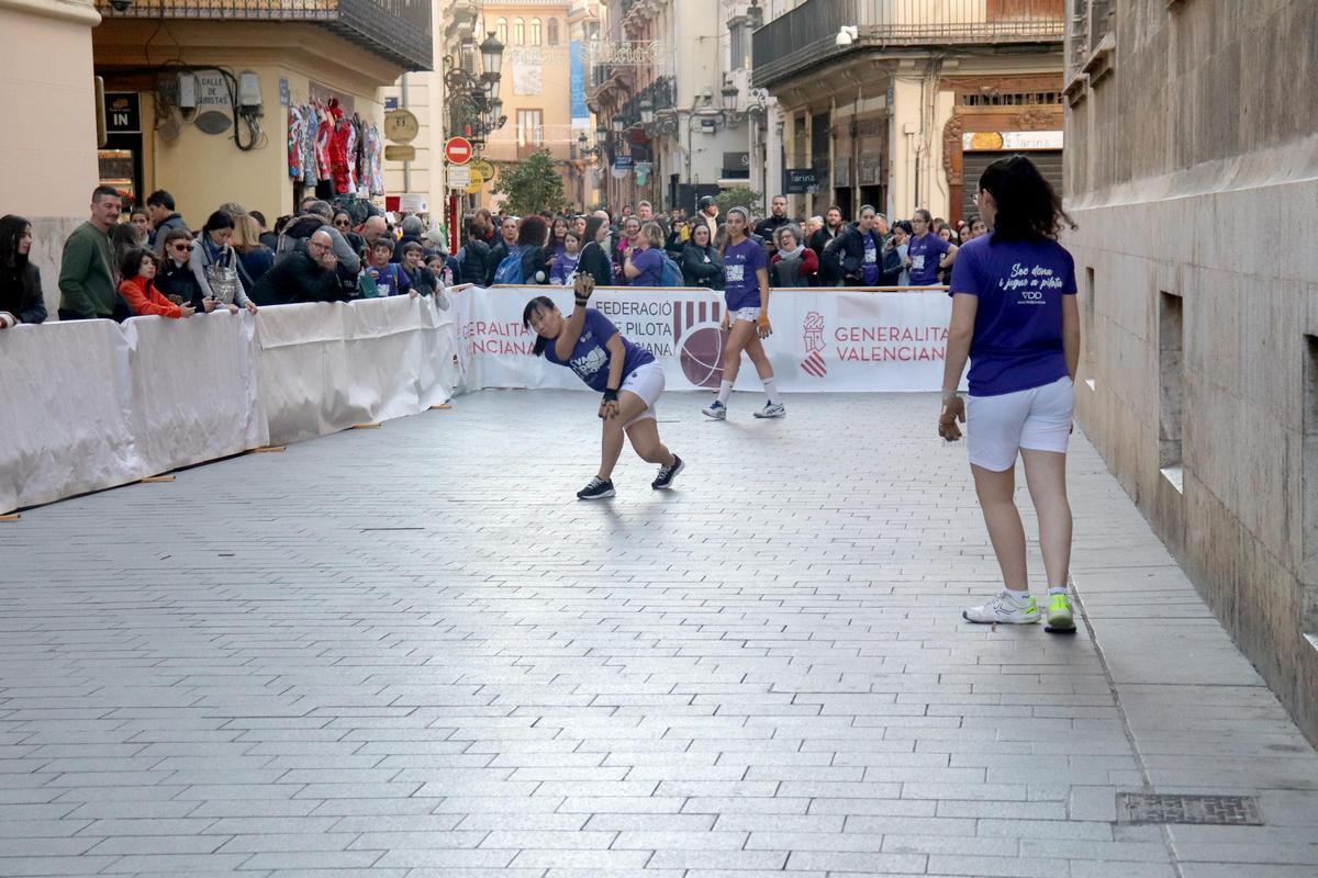 El carrer Cavallers, punt neuràlgic de les partides de raspall del Va de Dona.