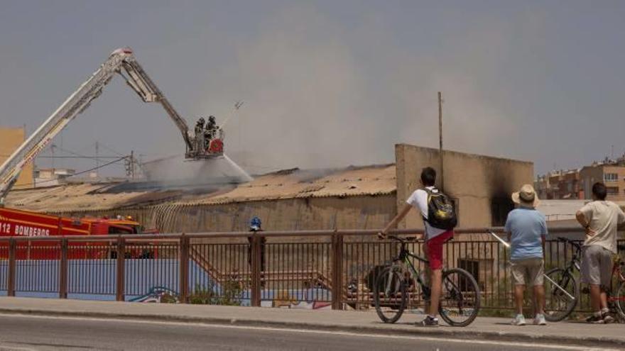 Pavón da un ultimátum para el derribo de la nave incendiada