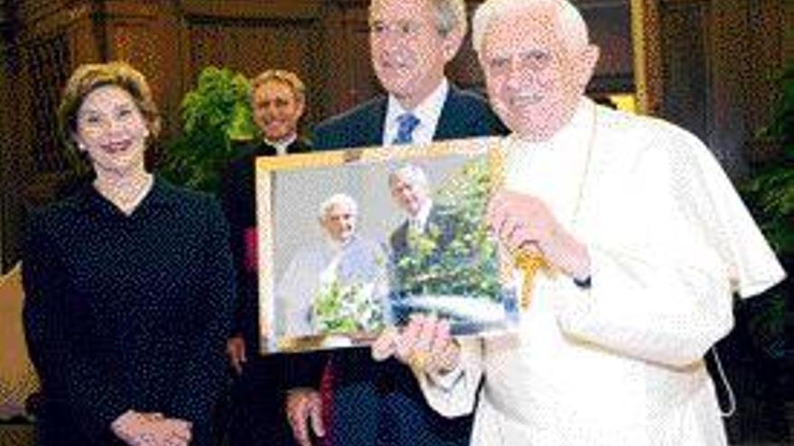 Benedicto XVI muestra un regalo de Bush y de su esposa Laura. / reuters