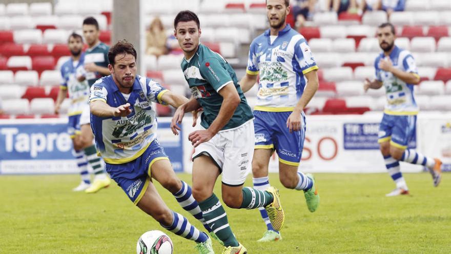 Jorge conduce el balón en el partido contra el Arandina. // Marta G. Brea