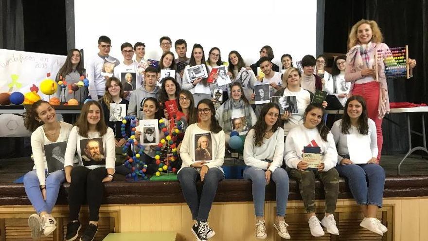 Matilde Ariza, con un grupo de alumnos el curso pasado.