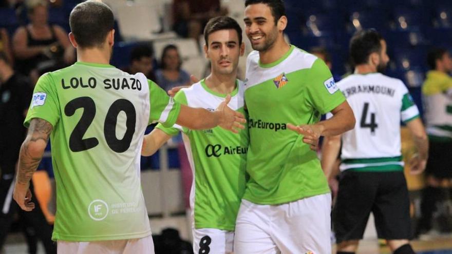 Tomaz celebra con Lolo uno de los goles que le marcó el Palma Futsal al Sporting de París anoche en Son Moix.