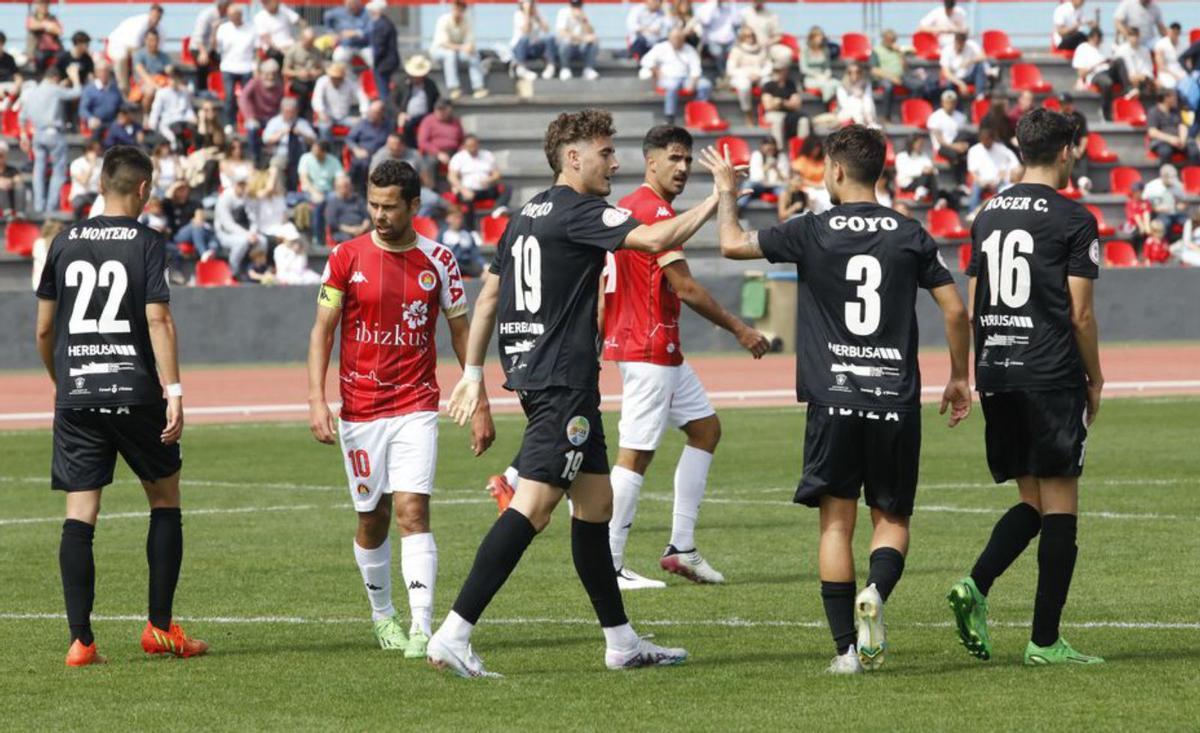 El peñista Loren recoge las felicitaciones de su equipo tras macar el 0-3.