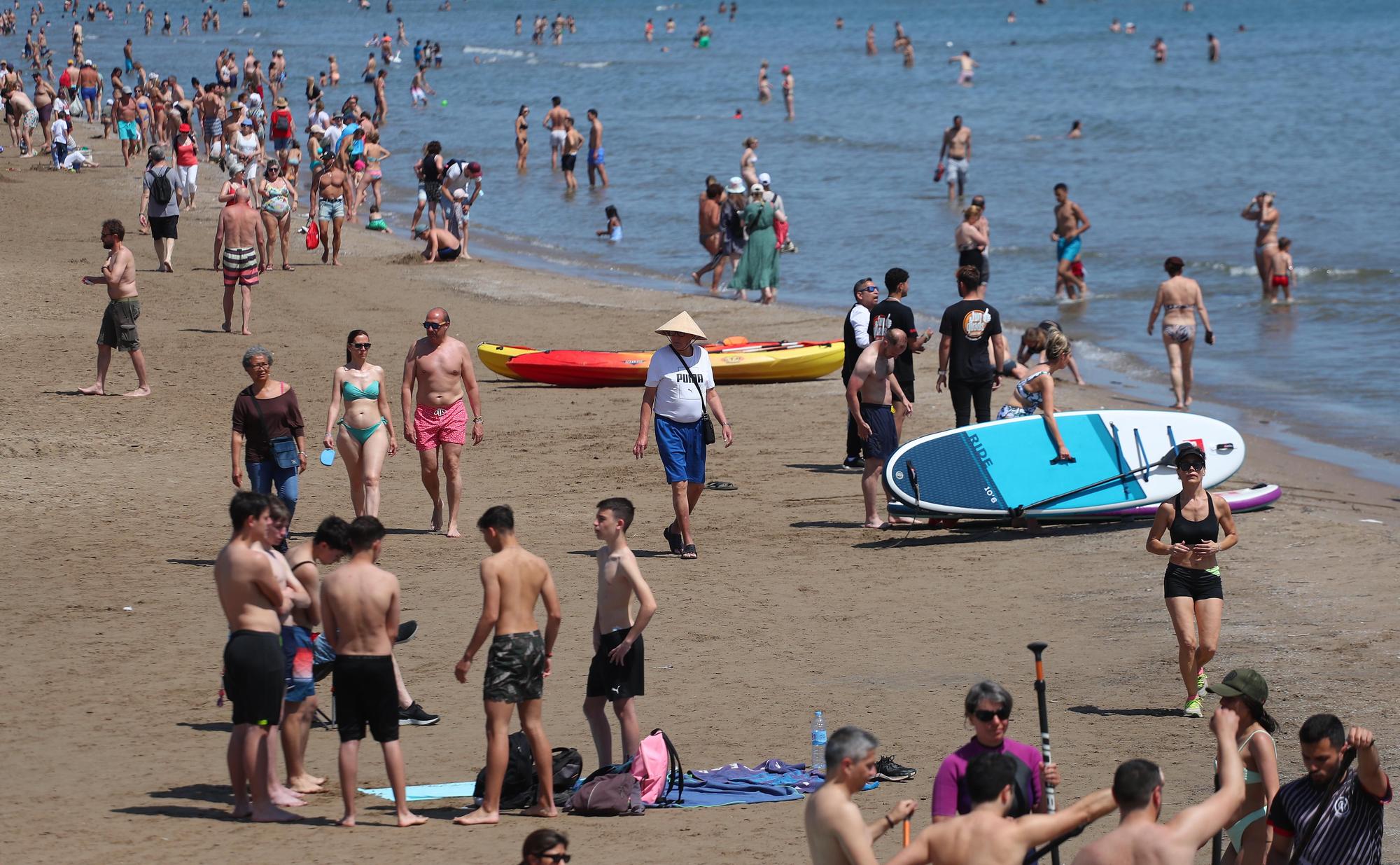 Las playas de València, llenazo previo al verano