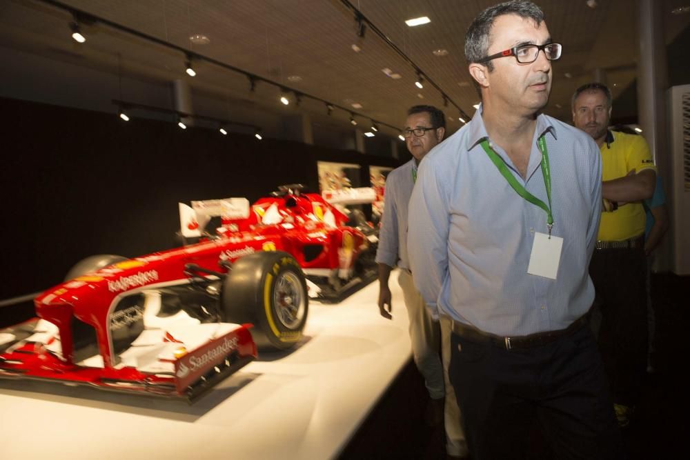 Periodistas y organizadores de la Vuelta Ciclista visitan el museo de Fernando Alonso