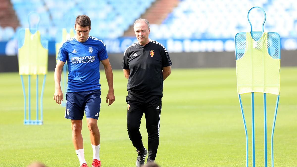 Juan Ignacio Martínez, junto al capitán Zapater, en un entrenamiento del Real Zaragoza.