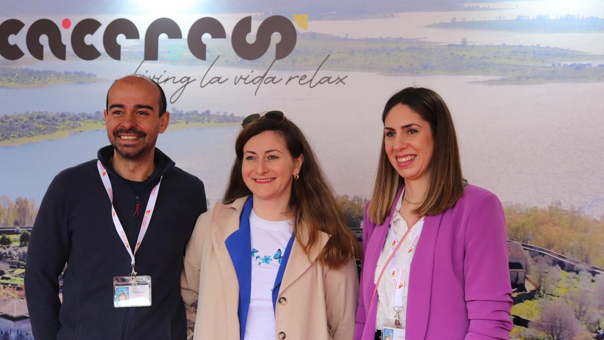 Isabel Ruiz Correyero, vicepresidenta segunda, junto a dos de los técnicos del estand de la Diputación de Cáceres.