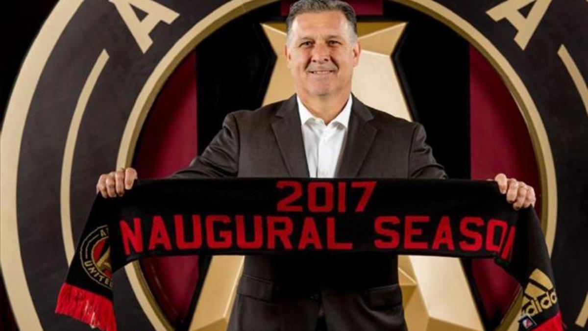 El Tata Martino, con la bufanda del Atlanta United