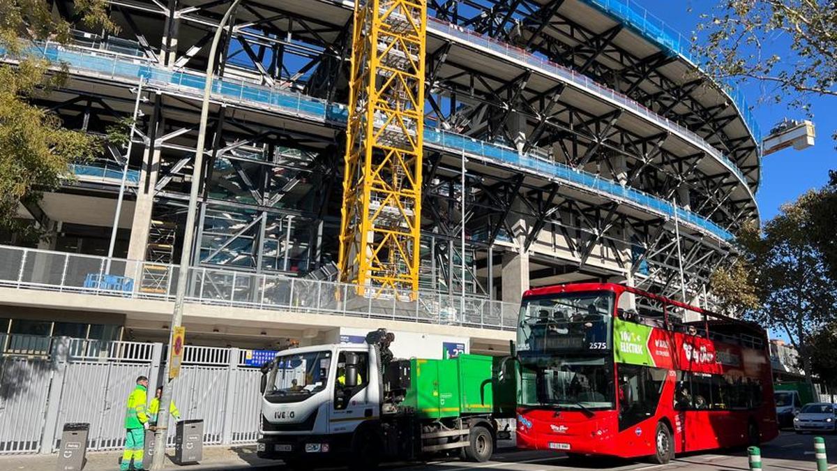 Exterior del Camp Nou amb empleats del servei de neteja de l'Ajuntament de Barcelona instal·lant papereres addicionals