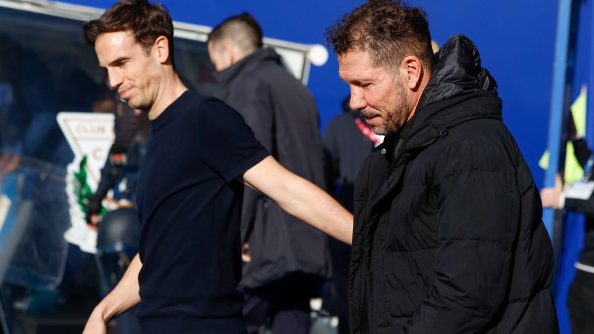 Iñigo y Simeone se saludan antes del Rayo-Atlético disputado en Butarque