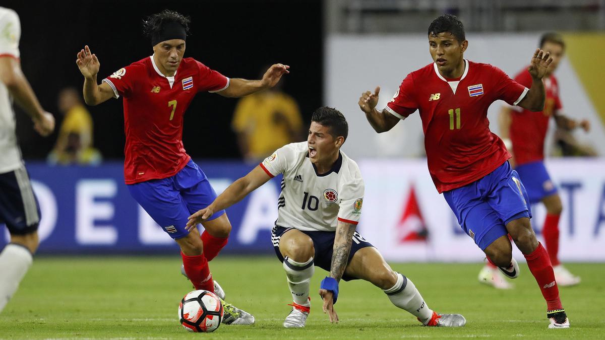 James disputa el balón a Bolaños y Venegasen el encuentro entre Colombia y Costa Rica por el grupo A de la Copa América Centenario