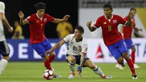 James disputa el balón a Bolaños y Venegasen el encuentro entre Colombia y Costa Rica por el grupo A de la Copa América Centenario.