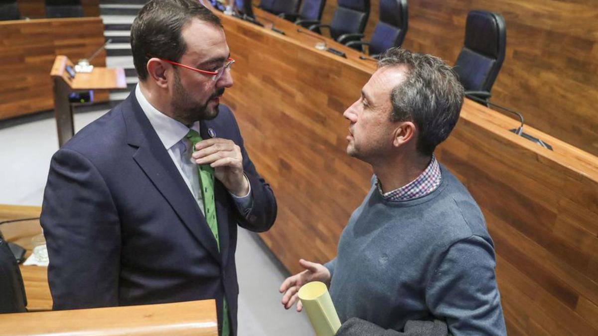 Adrián Barbón y Ovidio Zapico en la Junta General, en una imagen de archivo.