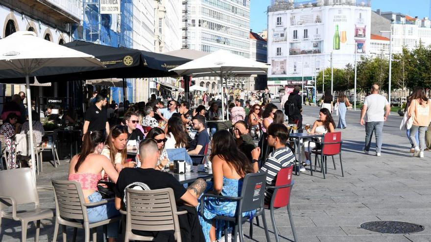 Gente en las terrazas de la Marina,en A Coruña. |   // CARLOS PARDELLAS