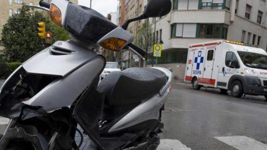 La moto implicada en uno de los accidentes, en el lugar de los hechos.