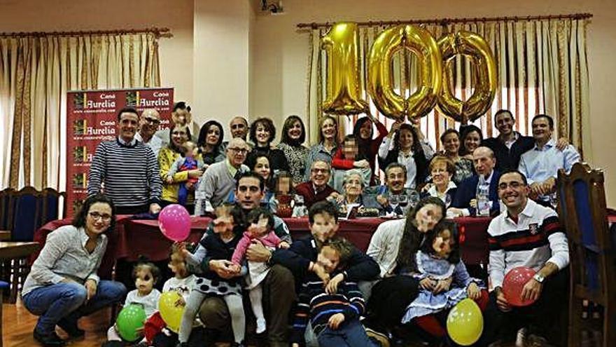 La familia García-Rodríguez celebra con Teodora, en el centro de la imagen, la celebración de su 100 cumpleaños.