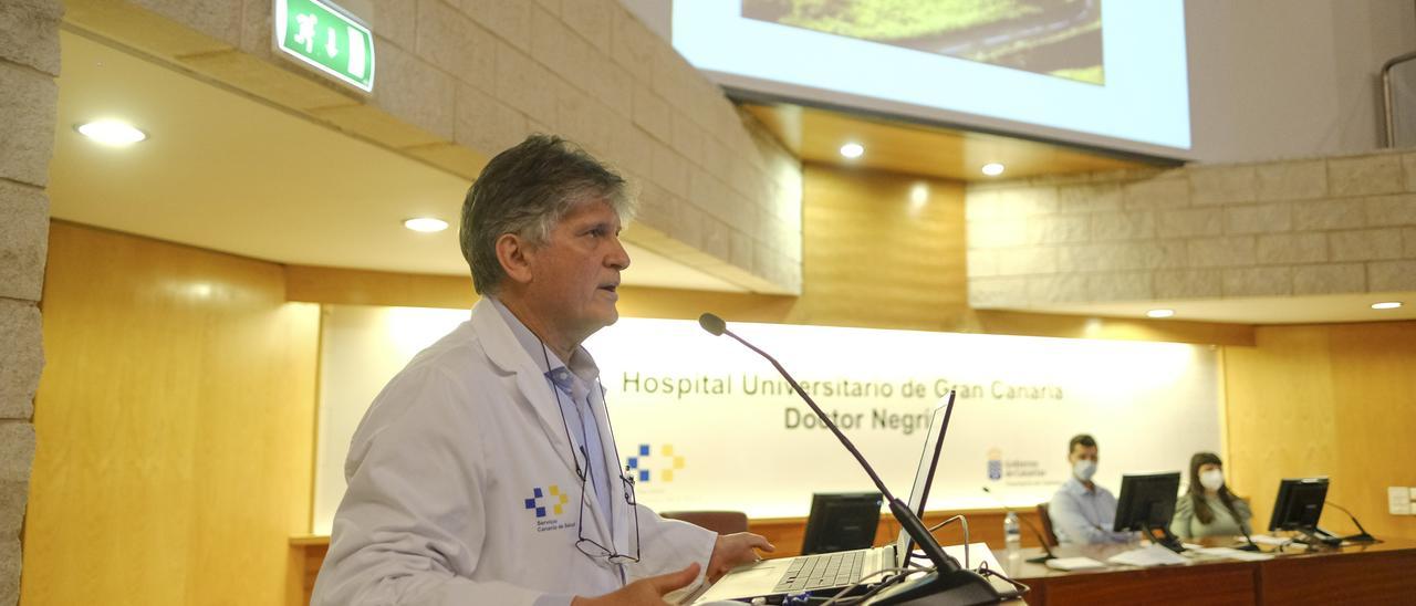 El neumólogo del Negrín Gregorio Pérez, durante su intervención en la jornada sobre hipertensión arterial pulmonar.