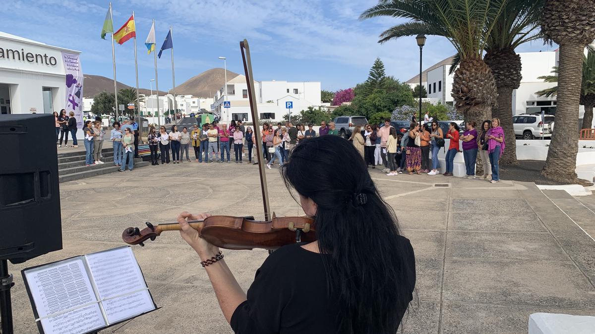 Concierto de violín junto al Ayuntamiento de Tías por el 25N.
