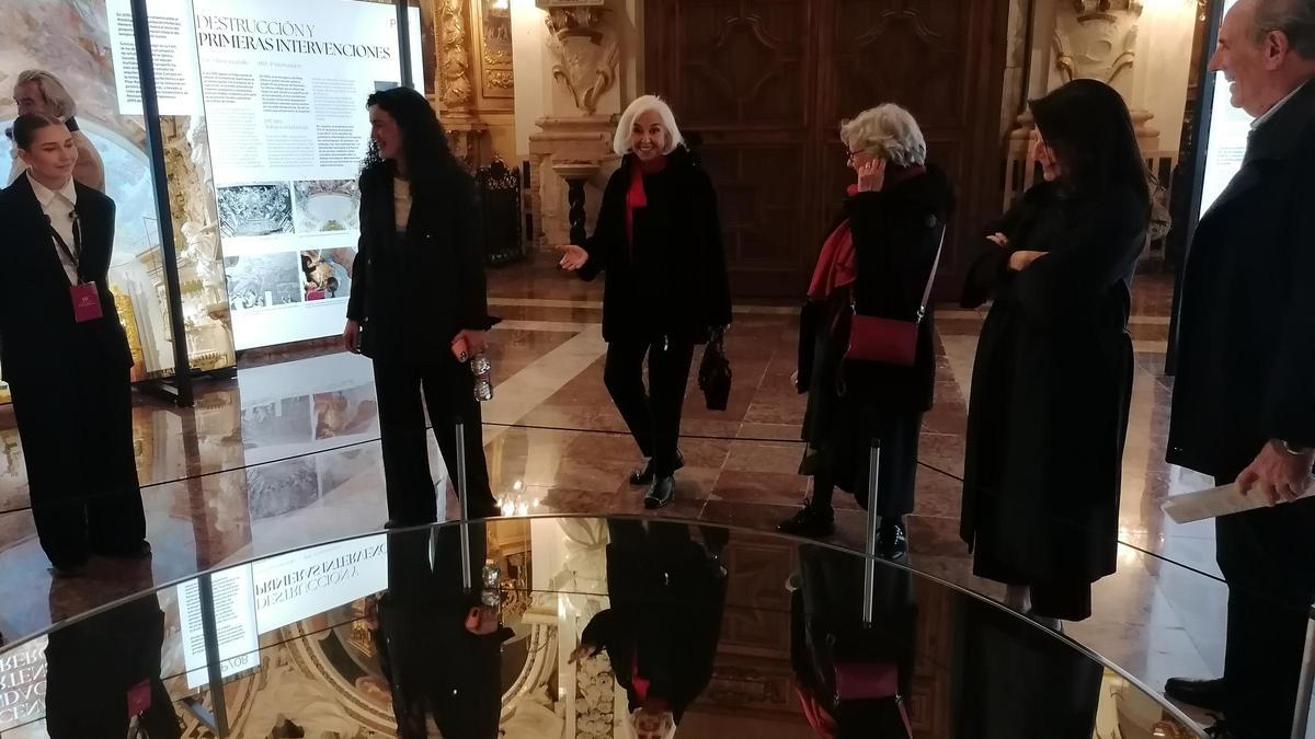La presidenta de la Fundación Hortensia Herrero, con su hija Hortensia Roig, y los restauradores Pilar Roig y Carlos Campos observan el espejo central que refleja los frescos de Palomino de los Santos Juanes
