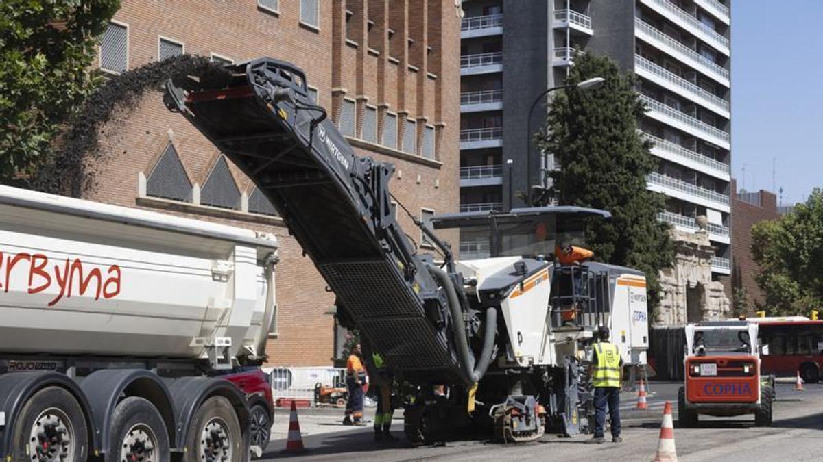 Trabajadores del Grupo MLN en la operación asfalto en las calles de Zaragoza.