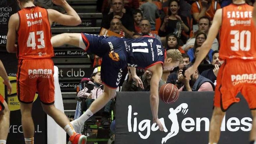 Blazic cae con la pelota en el partido contra el Valencia Basket.