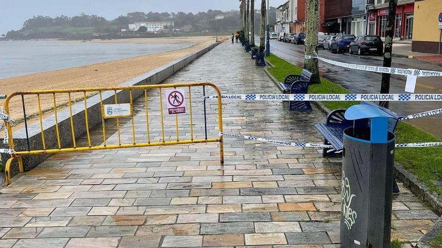 El paseo está vallado entre las calles Luis Seoane y Venecia.