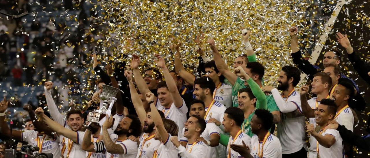 Los futbolistas del Real Madrid, con su capitán Marcelo levantando el trofeo, celebran el título de la Supercopa ganado ayer en Riad, capital de Arabia Saudí. | JULIO MUÑOZ/EFE