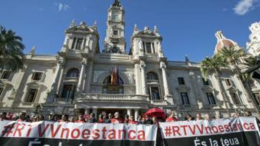 Los empleados de RTVV presentan al Consell su plan para no cerrarla