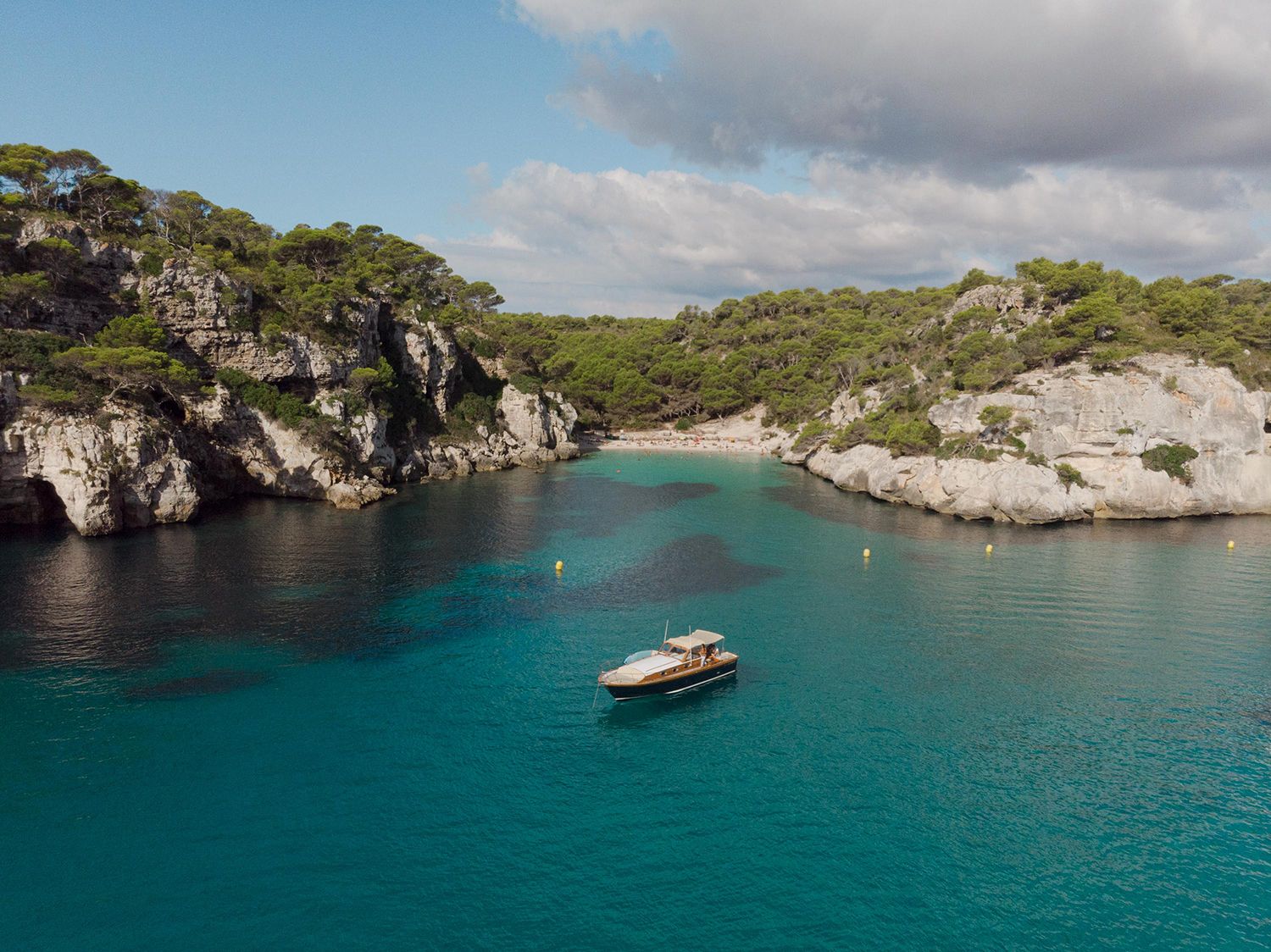 Así es el refugio secreto que esconde el alma de Menorca: alta cocina, estancias palaciegas, paseos por pinares y chapuzones en calas secretas