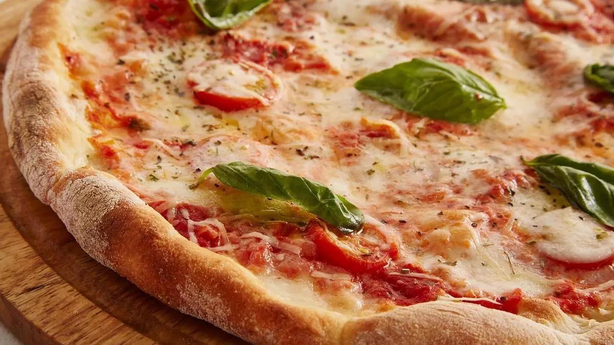 Una pizza.