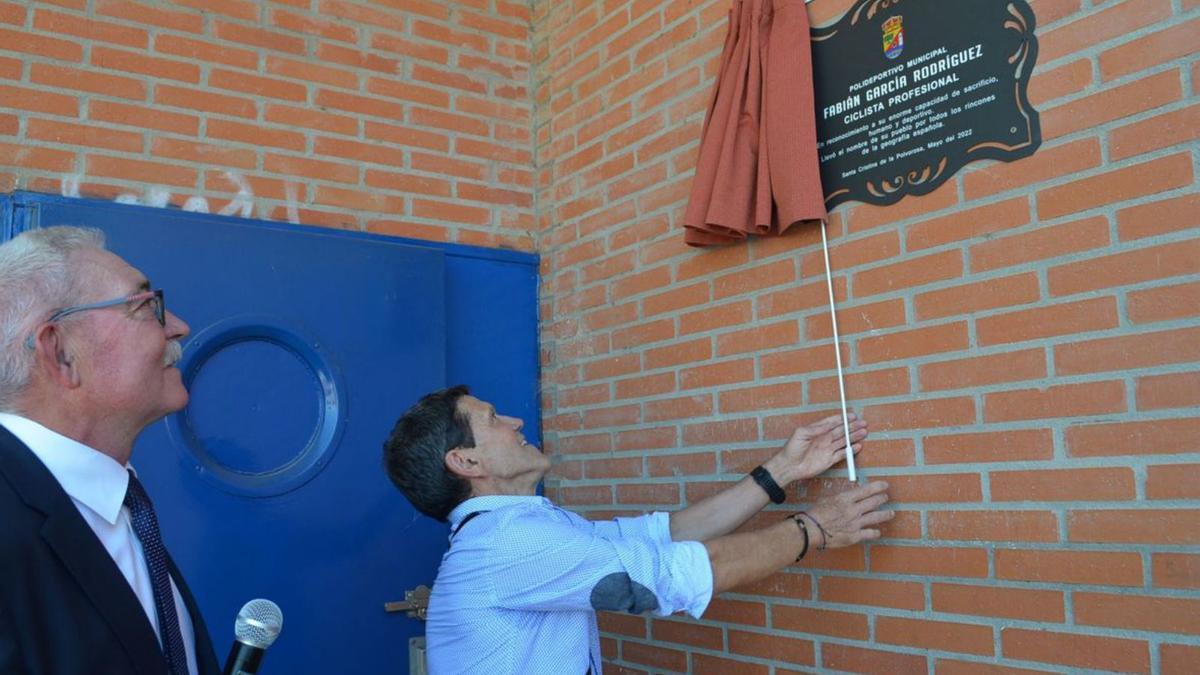 Fabián descubre la placa del pabellón deportivo, en su homenaje. | E. P.