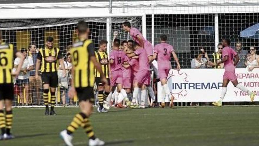 Els jugadors del Peralada, al fons, celebren el gol al camp del Rápido de Bouzas gallec.