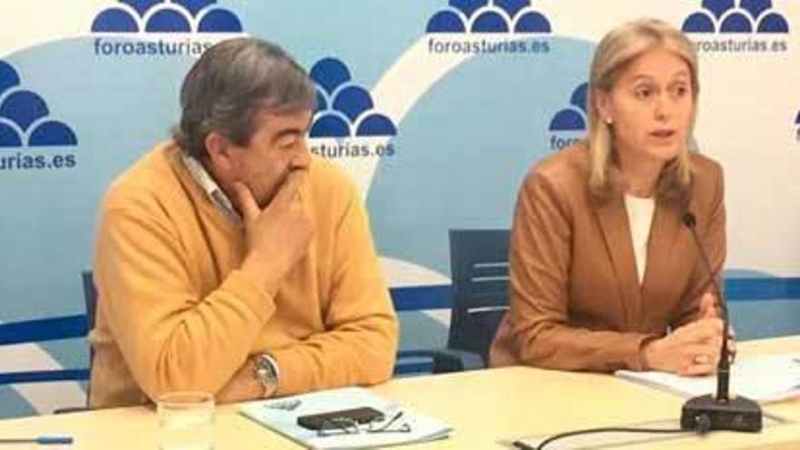 Francisco Álvarez-Cascos y Cristina Coto, en la reunión de la comisión directiva de Foro, el pasado miércoles.