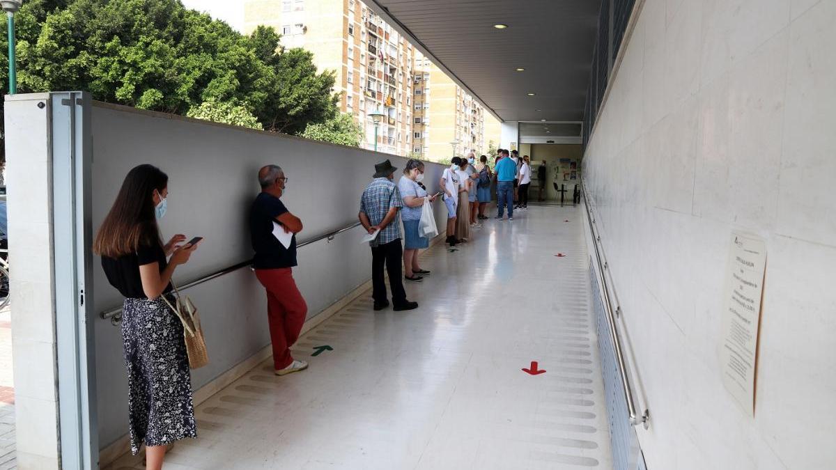 Colas en el centro de salud de Huelin