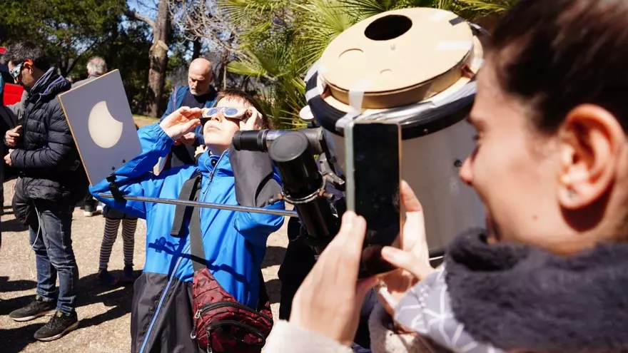 Així s'ha viscut l'eclipsi solar parcial a Manresa